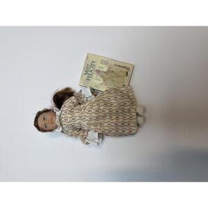American girl doll Felicity 6 inches with book